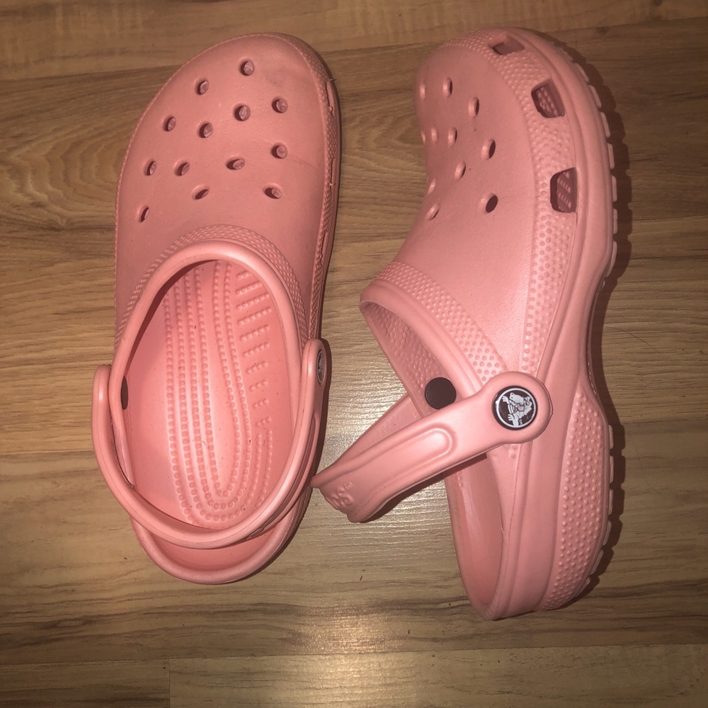 pink size 6 women’s crocs